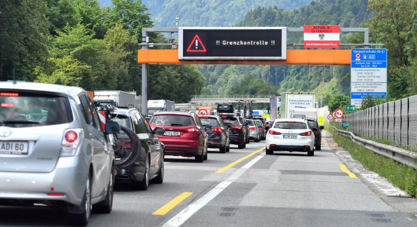 Új színre vált az osztrák sztrádamatrica, jelentősen emelik az árát