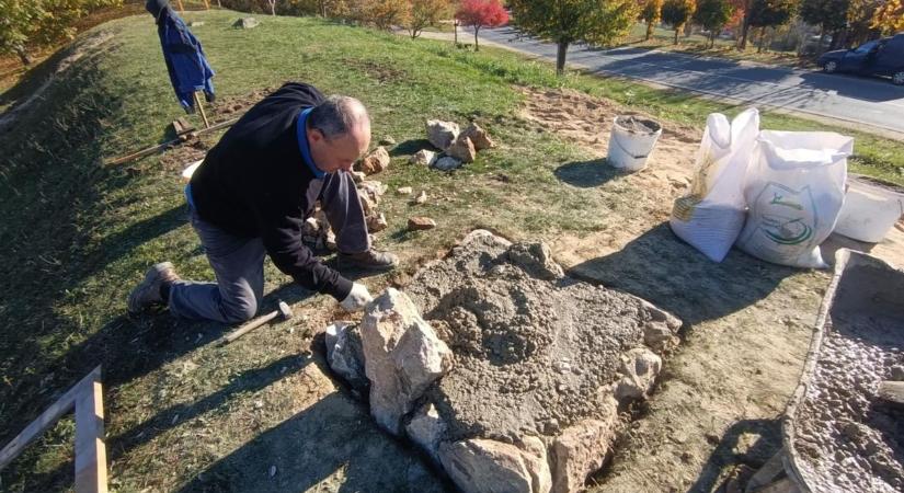 Elkezdték a Bakonyban az új vártorony építését, méghozzá középkori tervek alapján