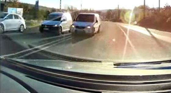 Dupla záróvonalon előzött a dobozos Ford, a szemből érkezőre bízta, hogy megússzák a karambolt – videó