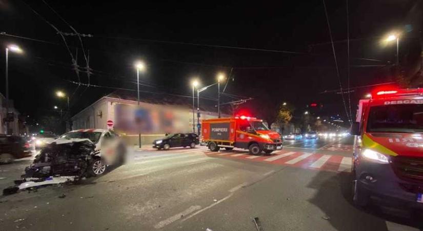 Mentőbaleset Kolozsváron: tűzoltók szabadították ki a járműbe szorult beteget