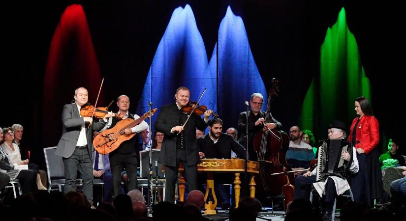 Erdélyben muzsikál Szalonna és Bandája