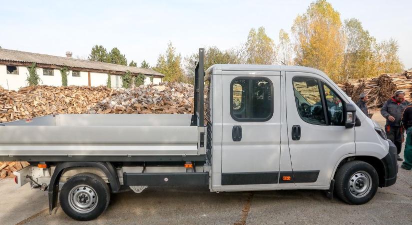 Új gépjárművel szállíthatják ki a rászorulóknak a tüzelőt