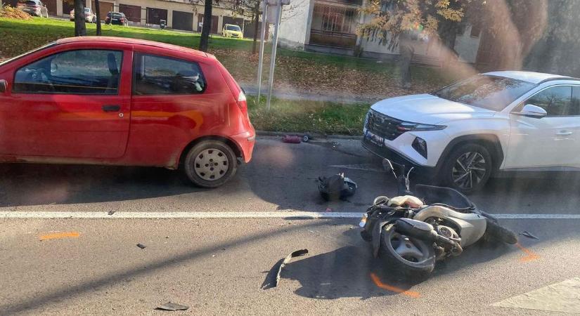 Motoros és személyautó ütközött a Mátyás király úton  videó