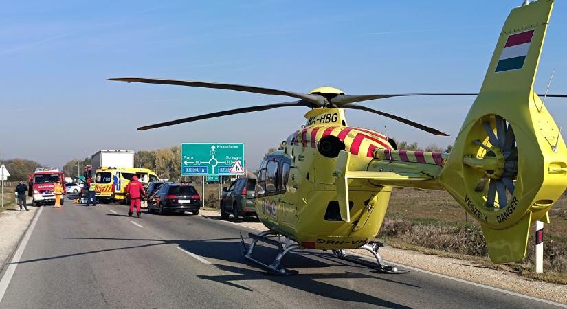 Teherautó és személygépkocsi ütközött az 53-as főúton, mentőhelikopter is érkezett a balesethez