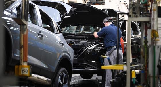 Kilencezer embert küld el a Nissan, visszavágja a termelését is