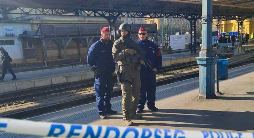 Fegyveresek a Keleti pályaudvaron, nem járnak a vonatok, Volodimir Zelenszkij, Ukrajna elnöke érkezik Budapestre