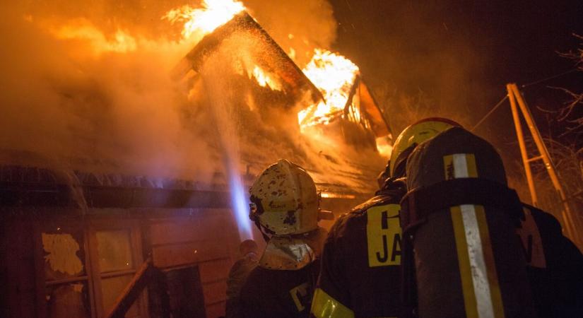 Egy embert mentettek ki az égő szobából