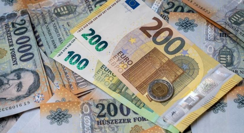 A forint köröket ver az euróra és a dollárra, sosem volt még ilyen drága az OTP