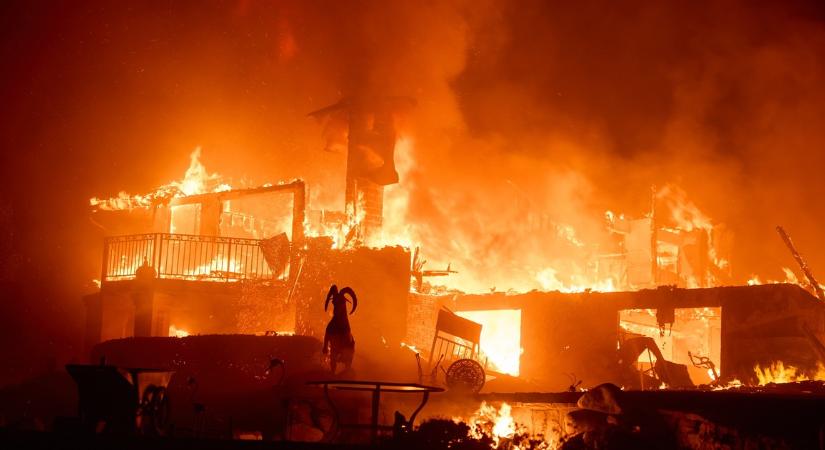 Több ezer ember menekül Kaliforniában! Feltartóztathatatlanul tombolnak az erdőtüzek – Galéria