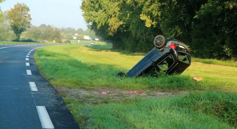 Árokba borult egy autó a 3-as főúton