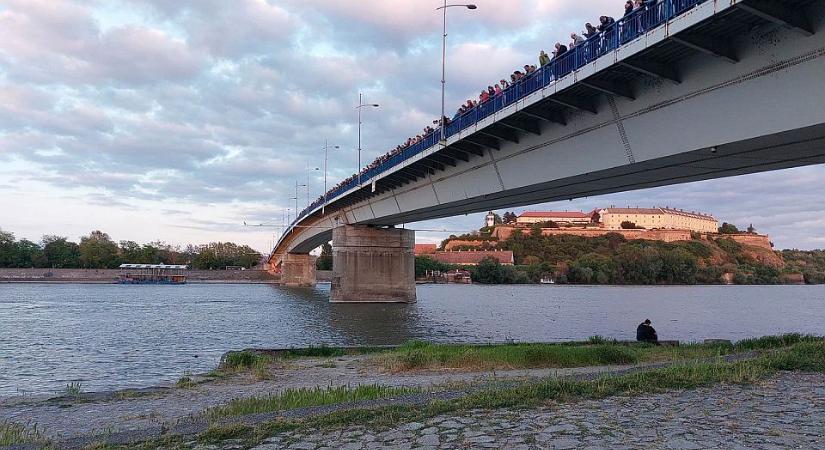 Hat órára lezárják a péterváradi hidat