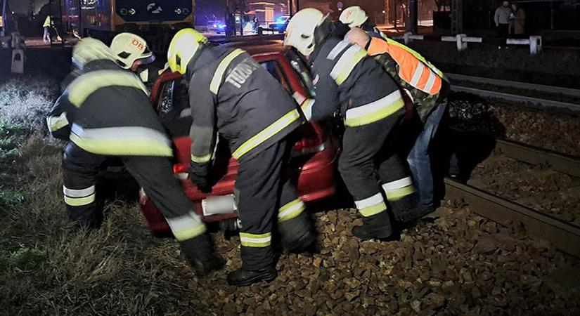 Tripla déjà vu: újabb részeg debreceni nő akadt fenn a síneken – fotókkal