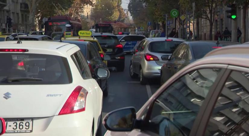 Számos helyen tilos parkolni, sőt rendőr nélkül elhagyni a lakást is  videó