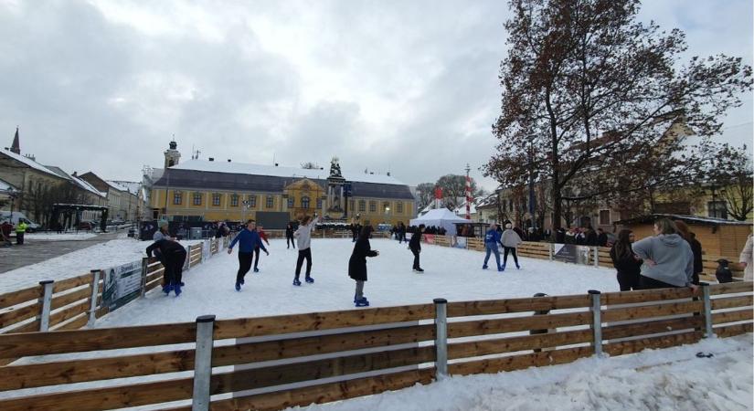 Idén is lesz jégpálya az esztergomi adventi vásáron