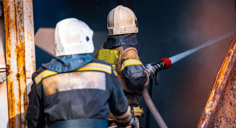 A tűz martalékából menekítettek ki egy gázpalackot a tűzoltók, de a melléképület odaveszett