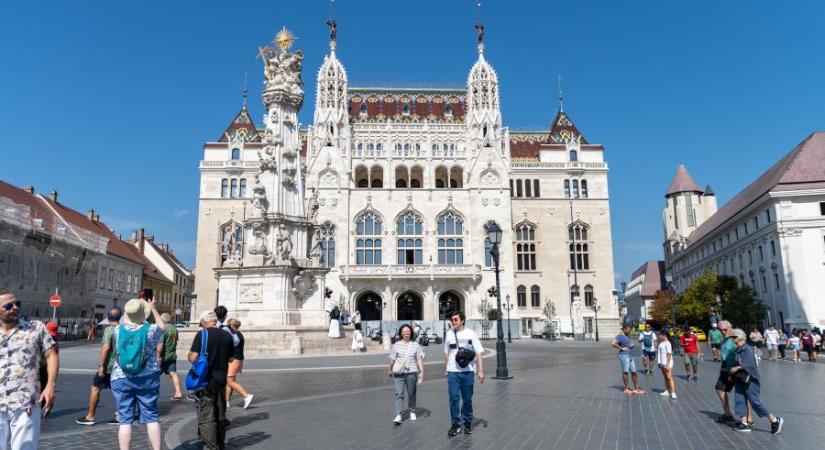 Drágul a Pénzügyminisztérium épülete, de alapítványi egyetemekre és közutakra is több pénzt ad az Orbán-kormány