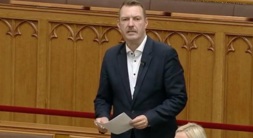 Barkóczi Balázs a sérült gyermeküket egyedül nevelők helyzetére hívta fel a figyelmet a parlamentben