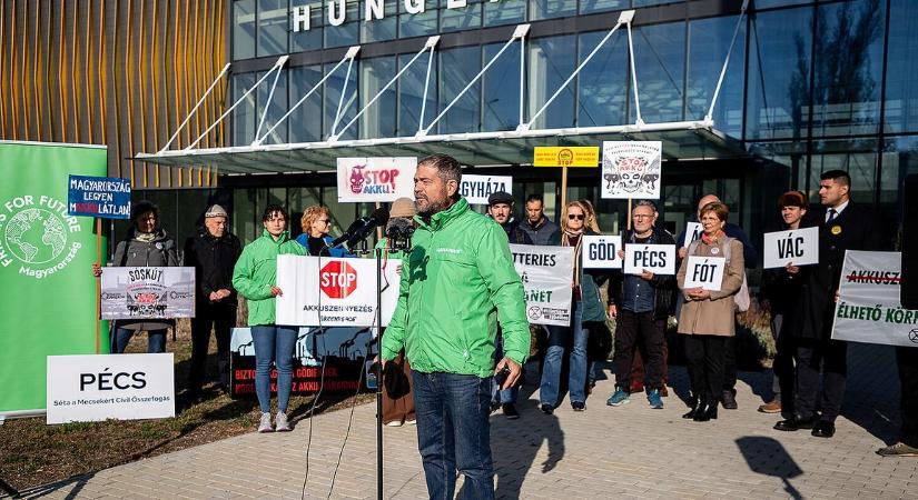 Elkezdődött a nagy magyar akkumulátorügyi konferencia: civilek tüntettek a helyszínen