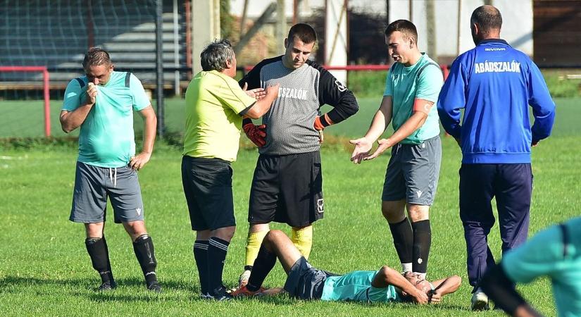 Megszakadt a mérkőzés, mentő vitte el a játékost – videóval