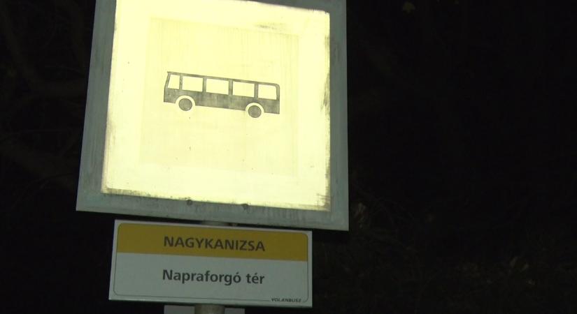 Sötétedés után is aktív Nagykanizsa kivilágítatlan buszmegállója