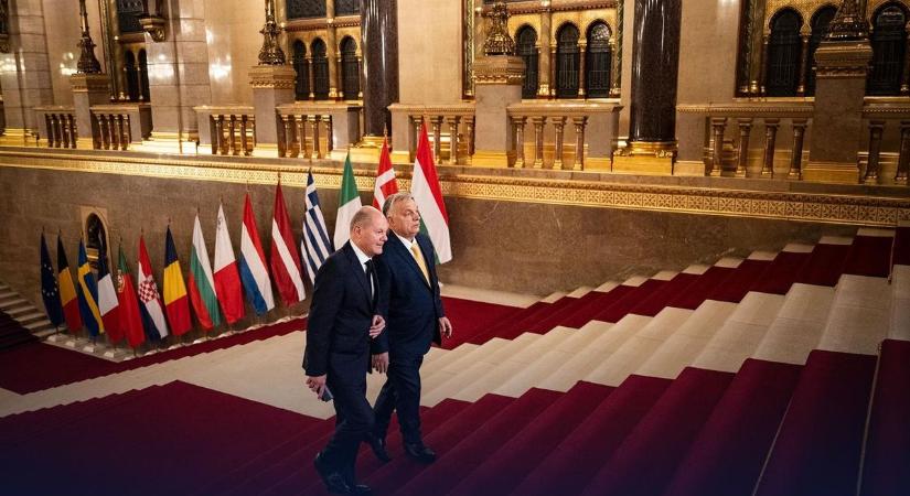 Megérkezett Budapestre a válságba került Olaf Scholz