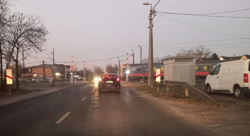 Nem működik a sorompó több debreceni vasúti átjárónál, egy biztosítóberendezés miatt a forgalom is változik