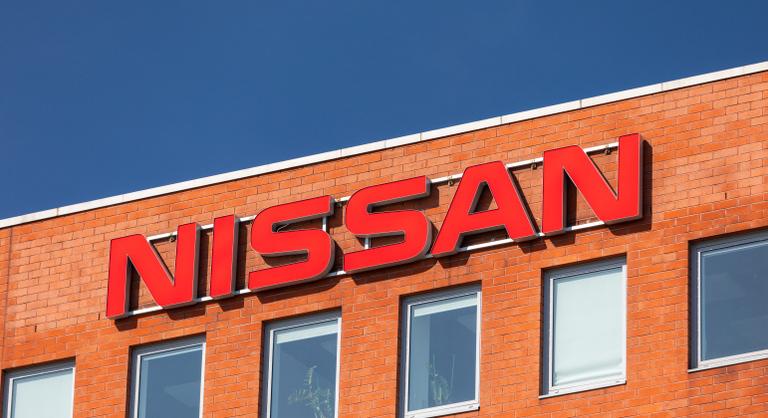 Kilencezer munkahelyet szüntet meg és felére csökkenti a vezérigazgató fizetését a Nissan