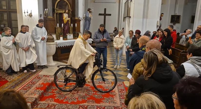 Imre atyát egy kerékpárral avatták tiszteletbeli vásárhelyivé