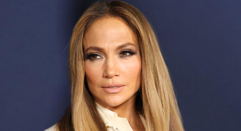 Jennifer Lopez köldökig kivágott kis fekete ruhájától azonnal zavarba jössz