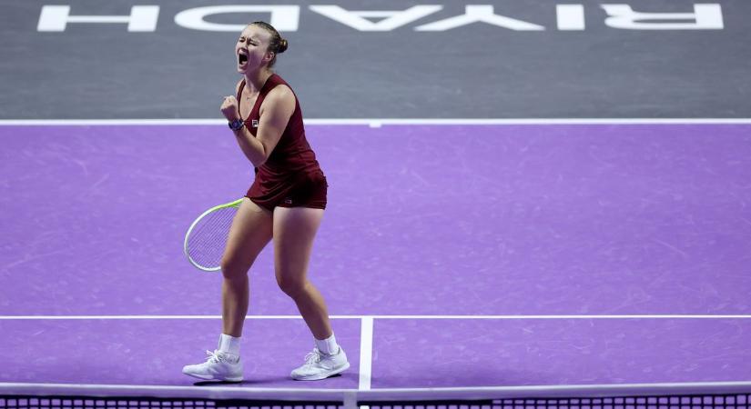 Krejcikova meglepetésgyőzelme miatt Swiatek búcsúzott a WTA-döntőtől