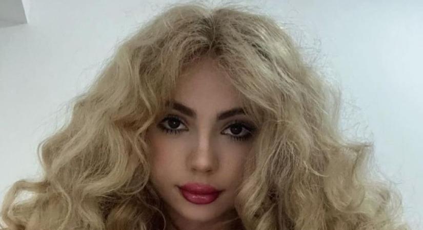 A TikTok-fonóban ilyet még nem láttak: fekete-fehérben fityegteti a sonkádi Shakira a giga fingagolyókat