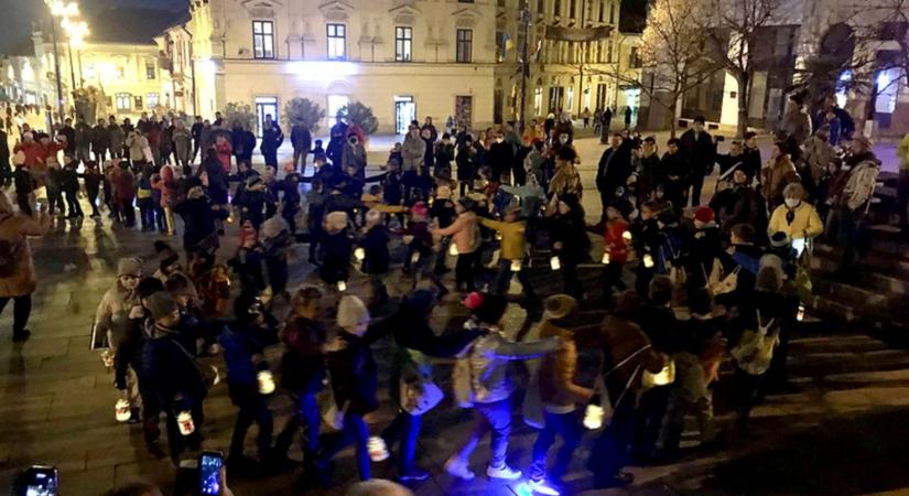 Ovisok és kisiskolások lepik el a Széchenyi teret