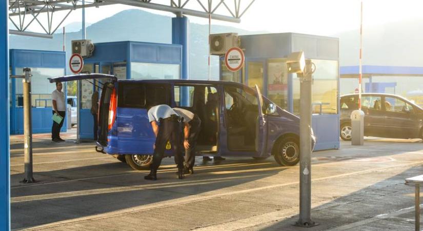 Döbbenetes dologra bukkantak a magyar vámosok egy megállított kisbuszban: videó készült az esetről