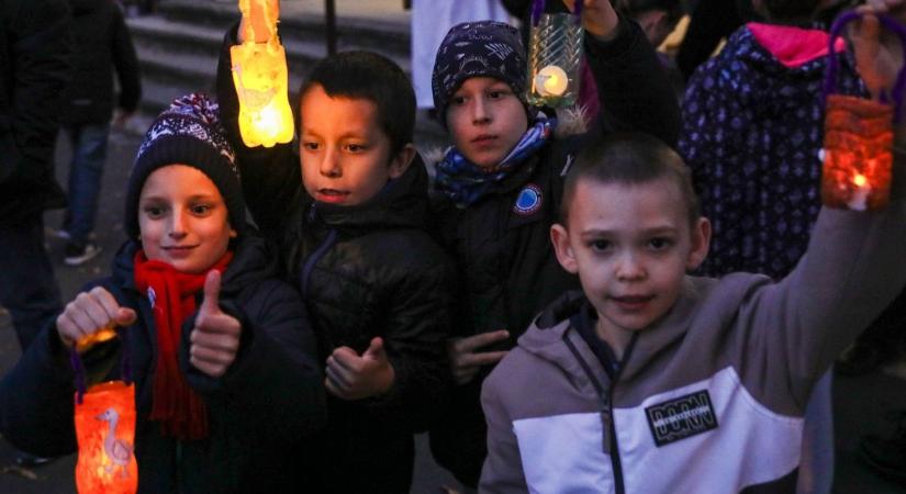 Lámpással vonultak a diákok Győrben - Képgaléria