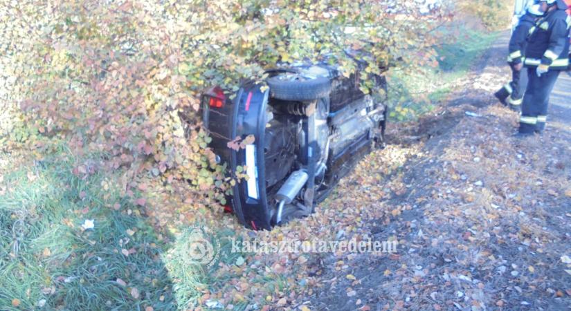 Lángoló házhoz, halálos balesethez riasztották a tűzoltókat csütörtökön