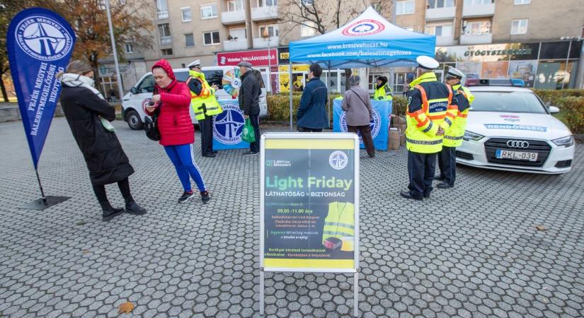 Rendőrségi ajándékosztás a láthatóságért a belvárosban- videóval