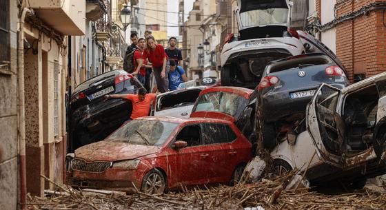 Videón a 30 autót elsodró gironai árvíz