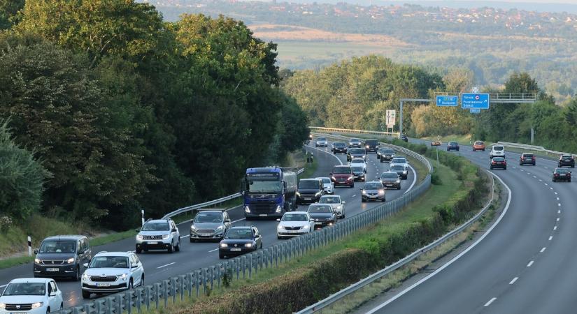 Rémület az autópályán! Teljes terjedelmében égett egy busz az M1-es egyik pihenőjén – brutális videó