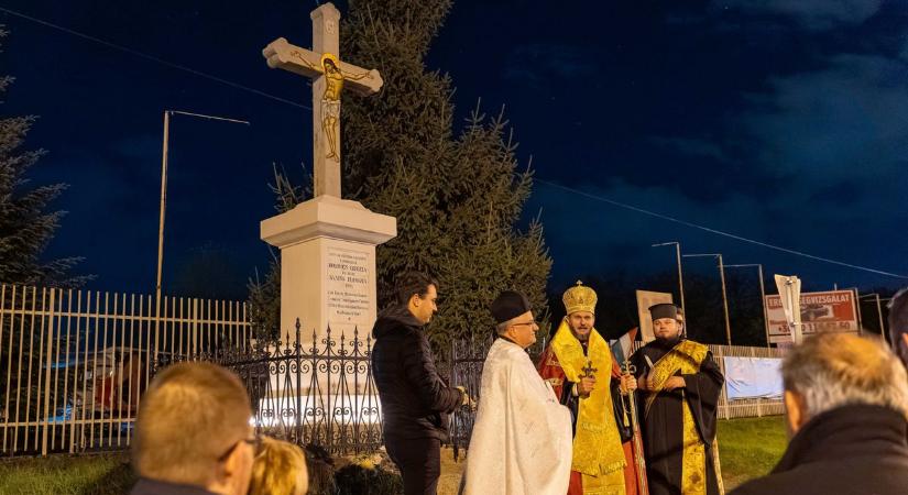 Megáldotta a püspök a város egyik legrégebbi keresztjét