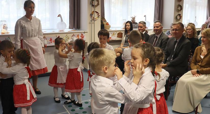 Jubileumi ünnepség: 50 éves a Petőfi utcai tagóvoda – videóval