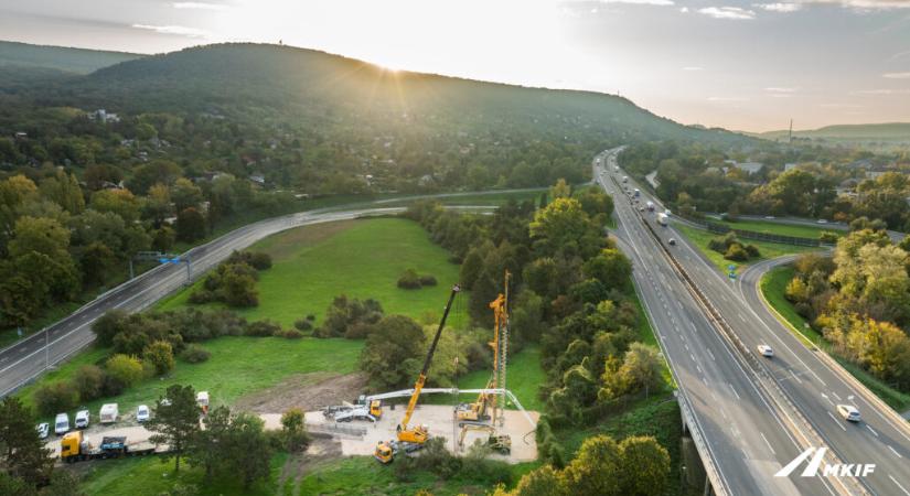 Már zajlik a próbacölöpözés az M1-es autópálya bővítéséhez - képgaléria