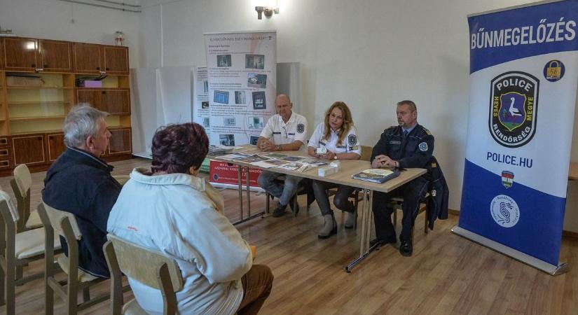 Gyöngyöspatán rendőrök beszéltek a helyieknek a bűnmegelőzésről