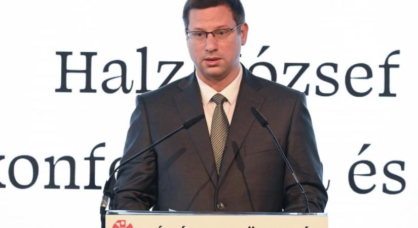 Gulyás Gergely a nemzetpolitika fontosságáról beszélt, és díjjal jutalmazták a Mol-vezért