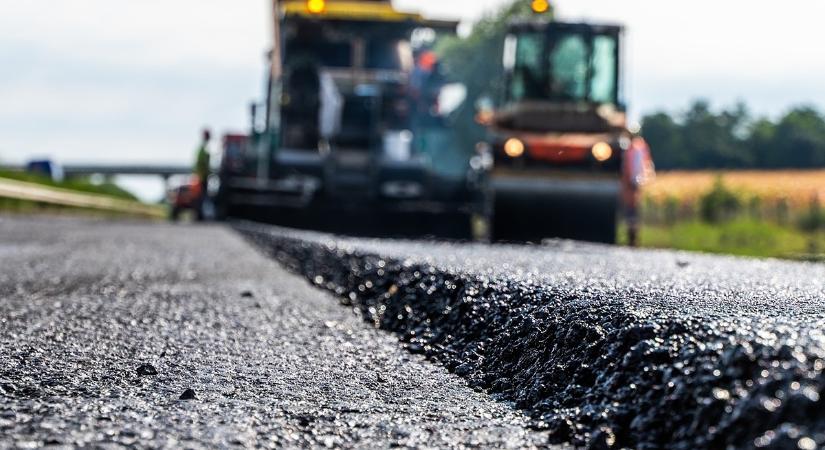 Már cölöpöznek, így készítik elő az M1-es történelmi léptékű fejlesztését