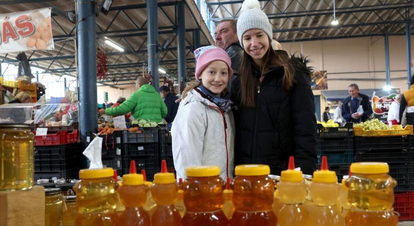 Mézfesztivál: a méhek aranyló kincsével csalogattak a piacra