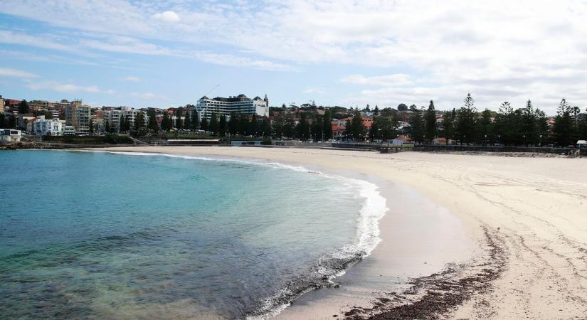 Undorító kis fekete golyók miatt le kellett zárni Sydney több strandját