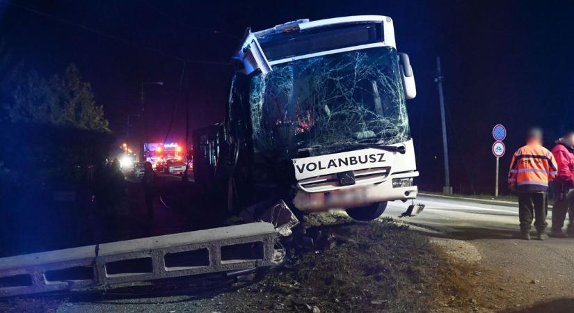 Durva felvételek érkeztek a szolnoki buszbaleset helyszínéről – videóval, galériával