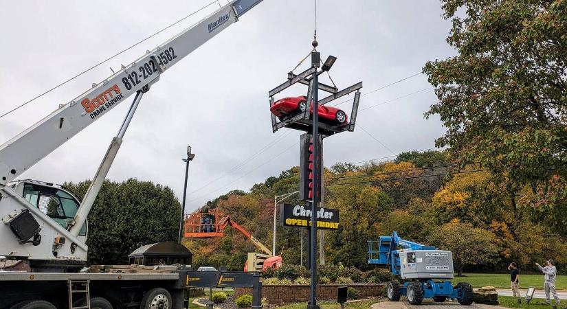 28 év után vettek le egy Dodge Vipert egy kereskedés oszlopáról