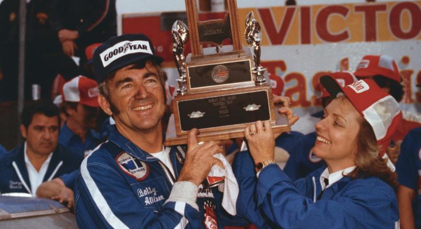 Gyász: Elhunyt a NASCAR ikonikus bunyójának főhőse, a Cup-bajnok és háromszoros Daytona 500-győztes Bobby Allison