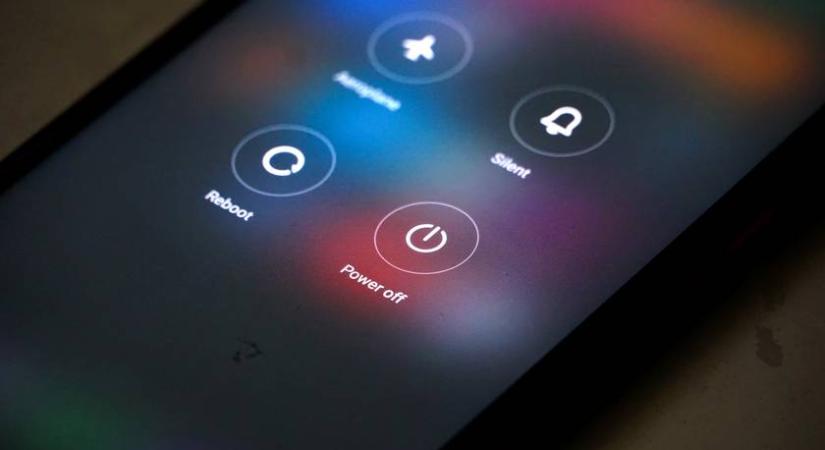 Nagy baj történik, ha nem kapcsolod ki hetente egyszer a telefonod: szakértők figyelmeztetnek